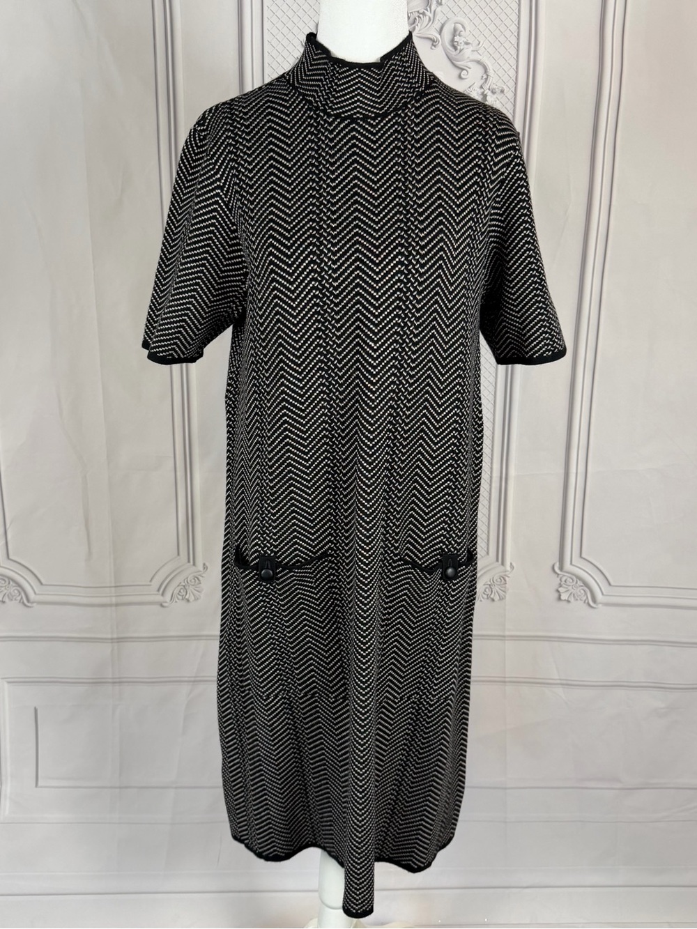 Calvin Klein M Black White Chevron Short Sleeve Shift Dress Mock Neck Sweater
